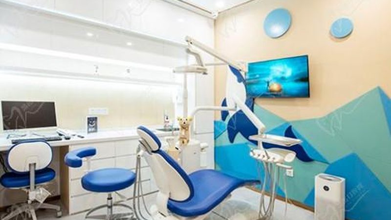 为了确保活动假牙的正常使用和口腔健康，以下是一些建议：